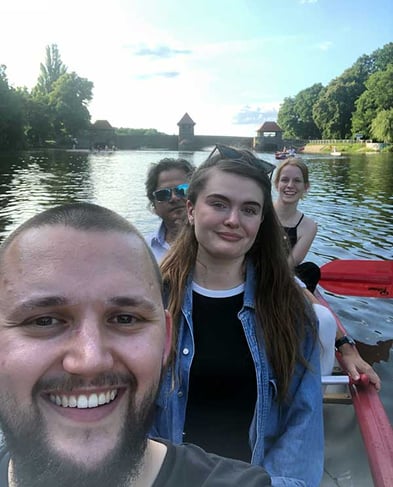 The participants of the Summer School for diverse Startups and SpinLab member canoeing on the Karl Heine Canal